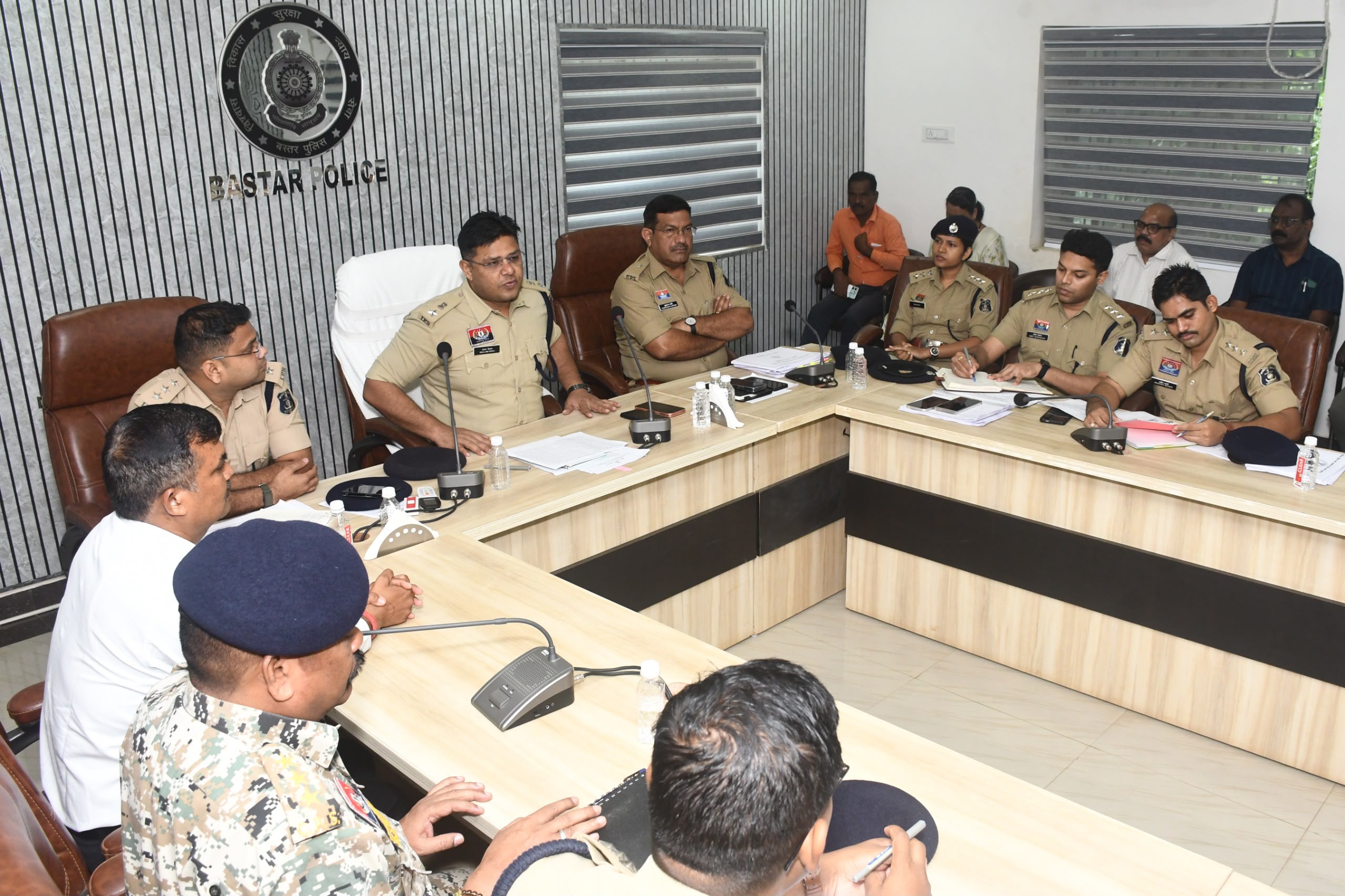 बस्तर में क्राइम कंट्रोल और स्मार्ट पुलिसिंग पर एसपी का फोकस, अधिकारियों को दिए सख्त निर्देश