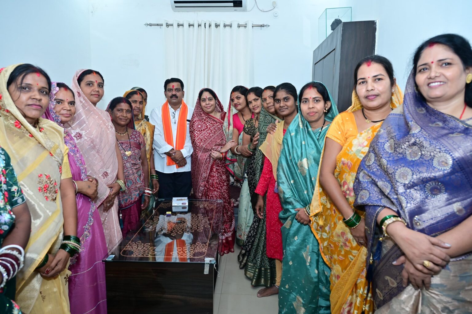 बिहान की दीदियों ने उपमुख्यमंत्री विजय शर्मा को राखी बांधकर दी बधाई, साझा किए गुजरात भ्रमण के अनुभव