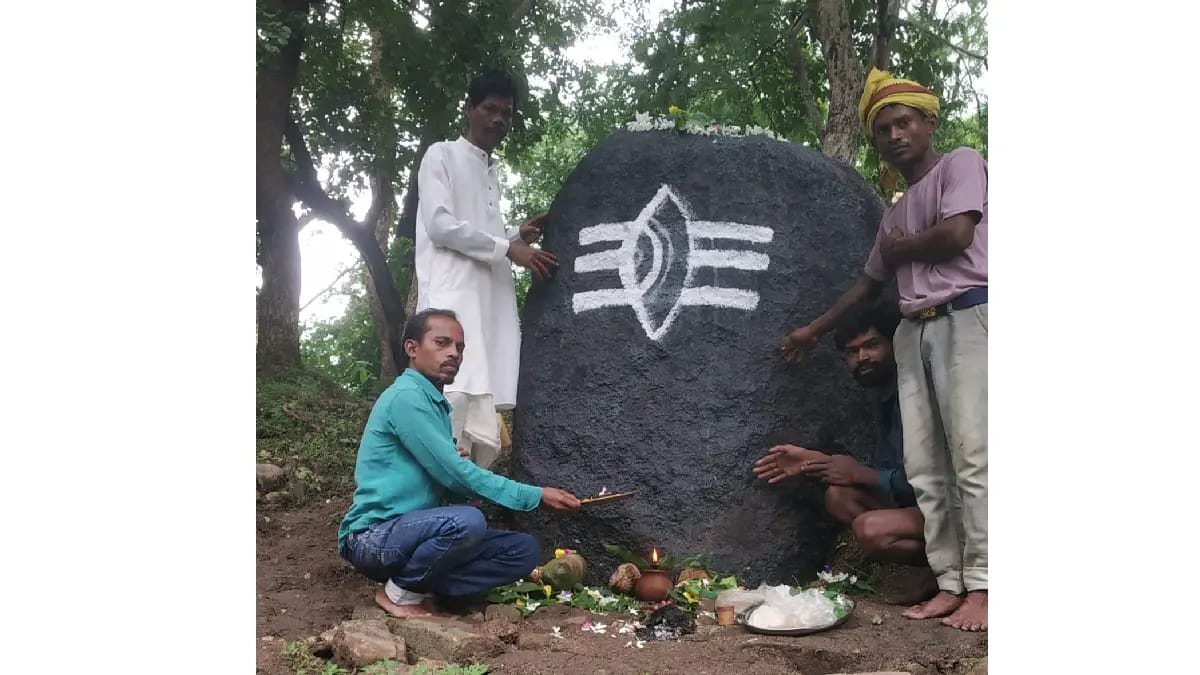 महासमुंद : भूतेश्वरनाथ का पूजा अर्चना कर गाँव की खुशहाली माँगा गया
