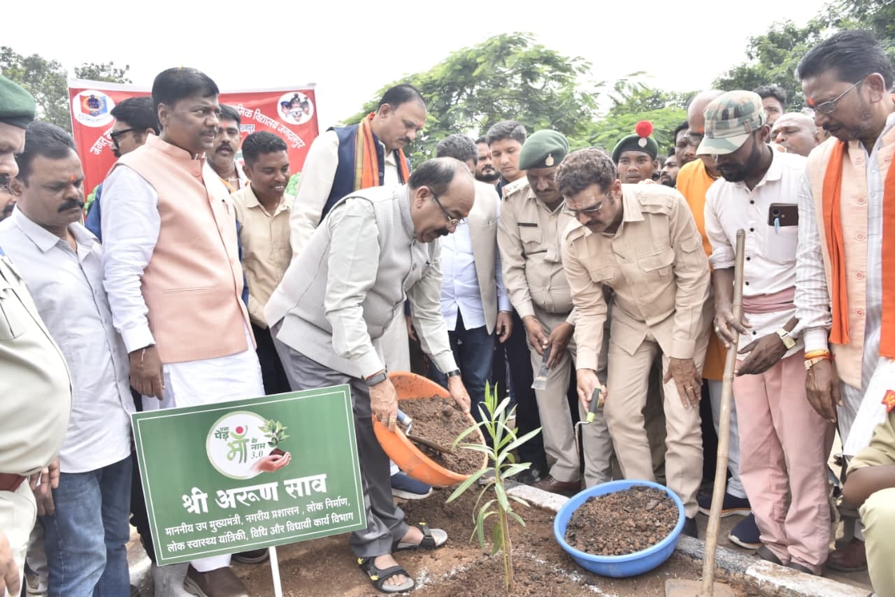 एक पेड़ माँ के नाम 3.0 जगदलपुर में हरित राजमार्ग अभियान का भव्य शुभारंभ