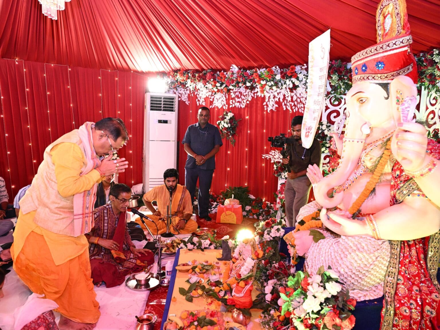 मुख्यमंत्री निवास में गूंजा गणपति बप्पा मोरया! CM साय ने परिवार संग विधि-विधान से की गणेश स्थापना